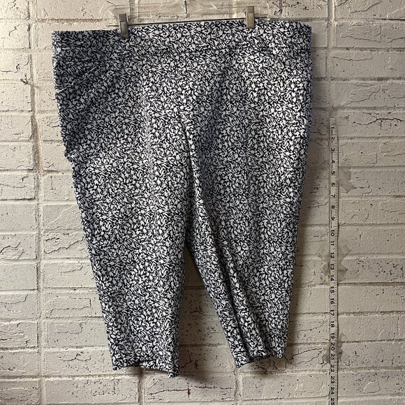 Signature Slimming CJ Banks Capri Pants 24W Navy White Floral Leaf Print Stretch - Picture 1 of 10